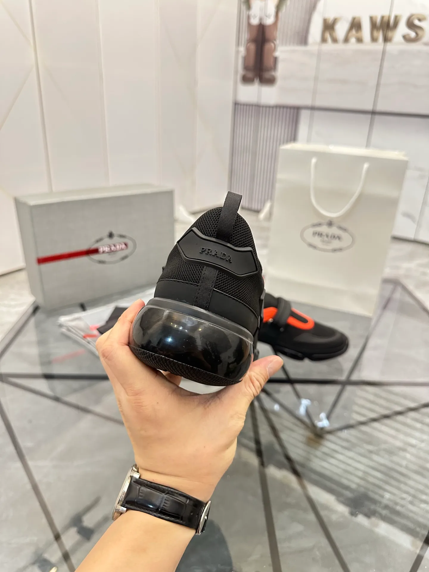 Men's shoes: 💰P500¥ High-end top quality Product trademark: Prada *"Prada*" low-top casual shoes Regular size: 38-45 (can be customized to 46) One size larger Product materials: imported breathable fly weave upper, professional glue-making process, breathable lining, cowhide foot pads, original outsole. No.: 001